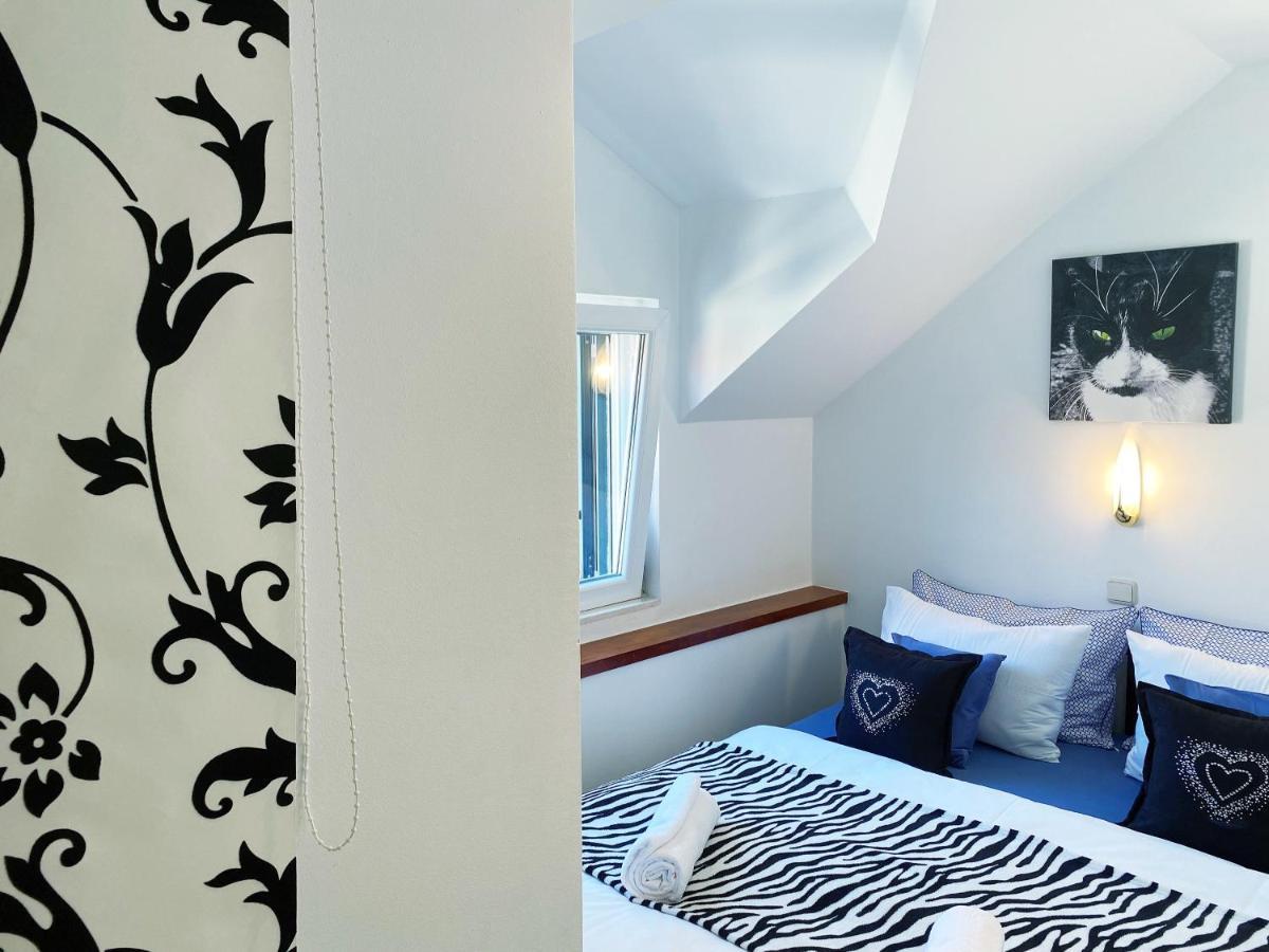 Apartments Sandra In The Historical Center Of The City Супетар Екстериор снимка