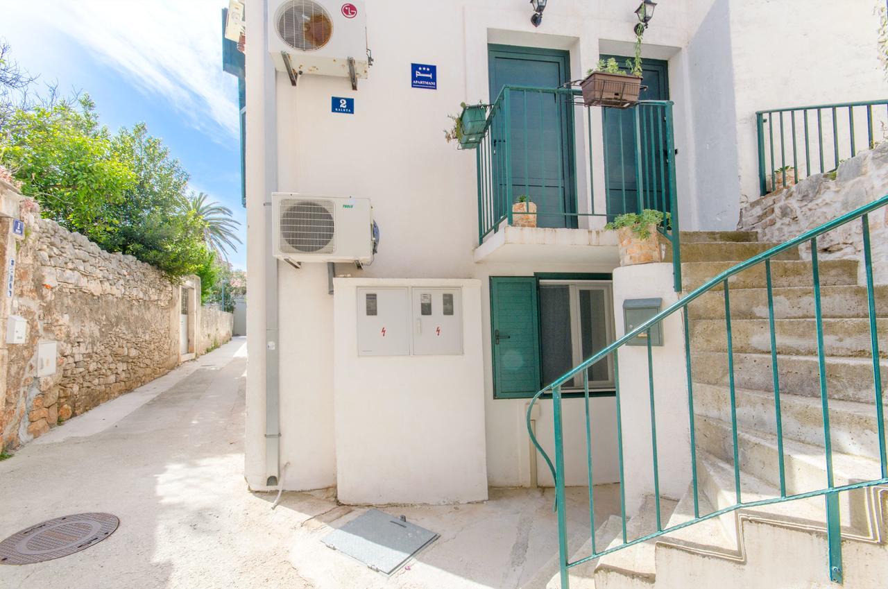 Apartments Sandra In The Historical Center Of The City Супетар Екстериор снимка
